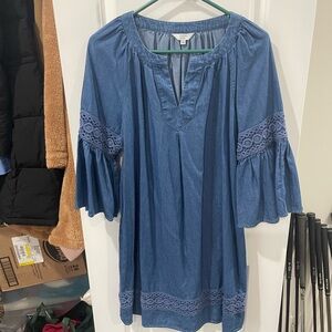 crown & ivy Blue Chambray Crochet-Trim Tunic Top